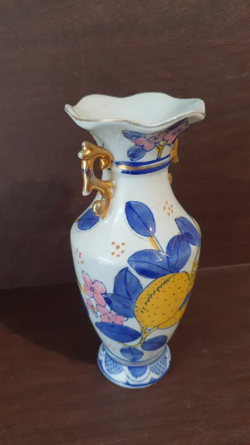 Vase Asiatique style Amphore. A décor de motifs floraux et fruits exotiques.