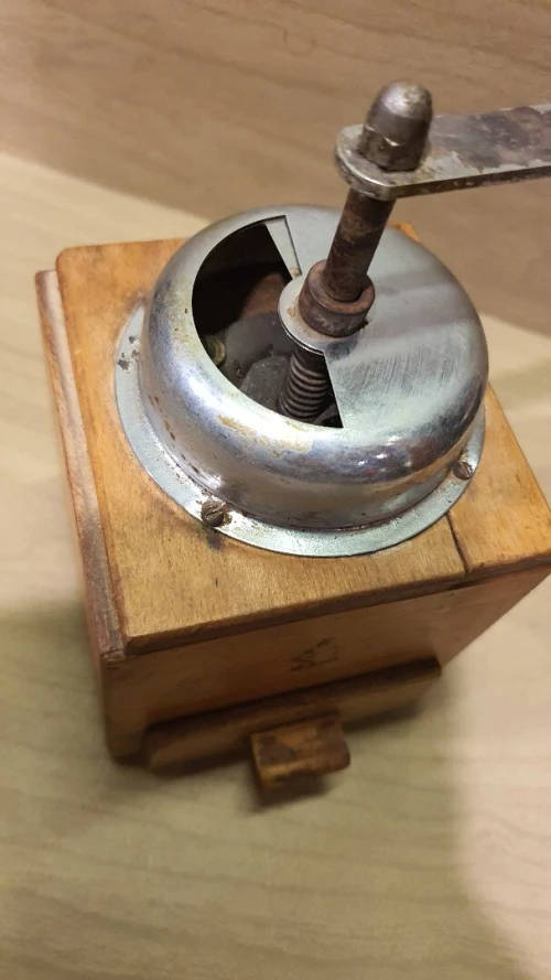 Ancien Moulin à café manuel en bois et inox avec logo gravé de chevalier LIQUIDATION