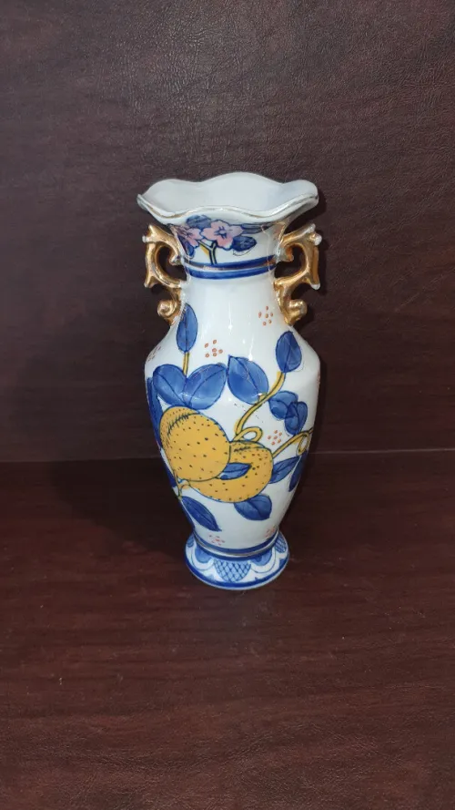 Vase Asiatique style Amphore. A décor de motifs floraux et fruits exotiques.