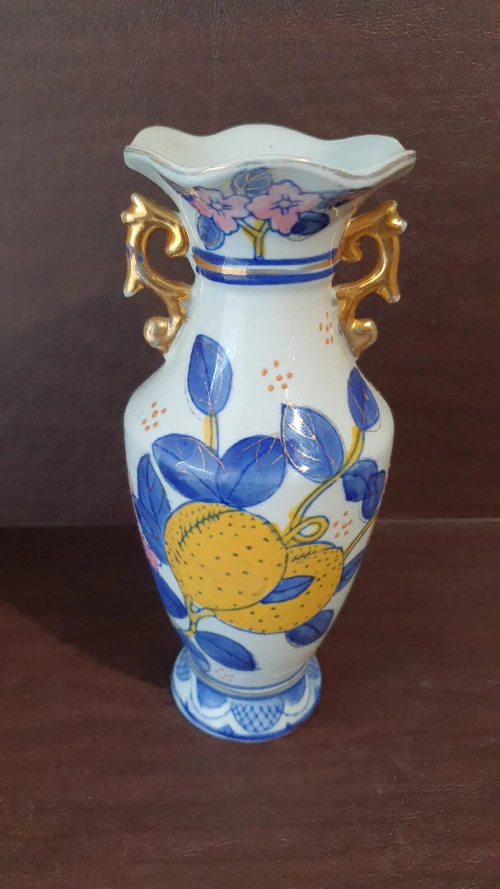 Vase Asiatique style Amphore. A décor de motifs floraux et fruits exotiques.