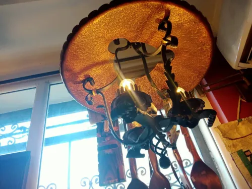 Lustre rustique allemand en fer forgé et cuivre rouge 3 lumières