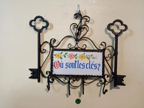 Vintage Porte-clés mural en fer forgé et céramique avec 4 accroches