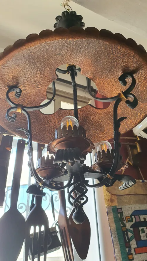 Lustre rustique allemand en fer forgé et cuivre rouge 3 lumières