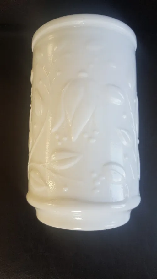 Joli vase pot en opaline blanc avec relief floral 