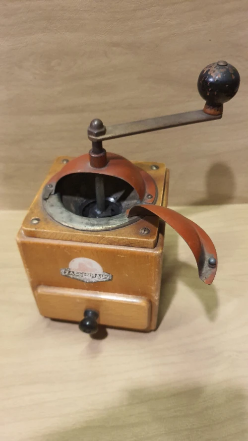 Moulin à café vintage allemand en bois de hêtre de la marque ZASSENHAUS 