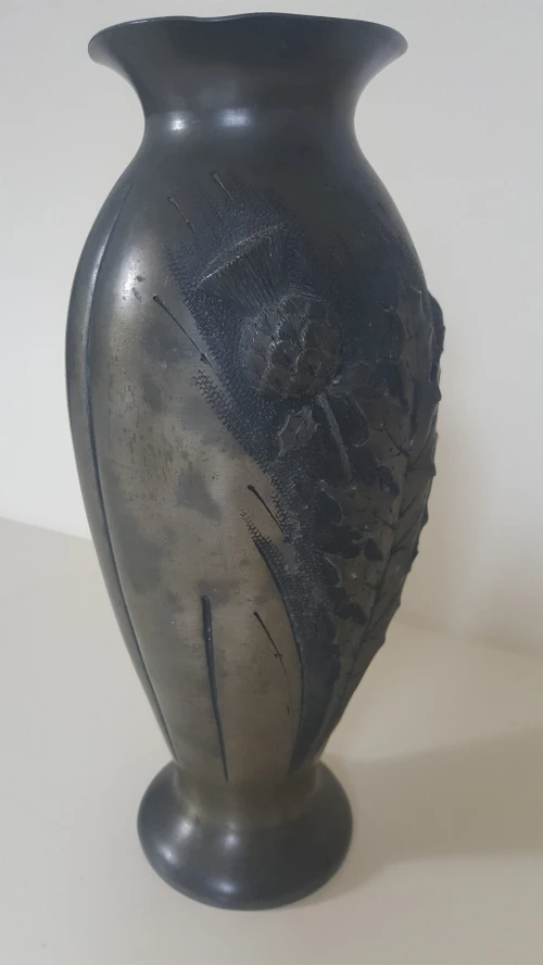 Vase en étain pur sculplté signé L. Rozay 