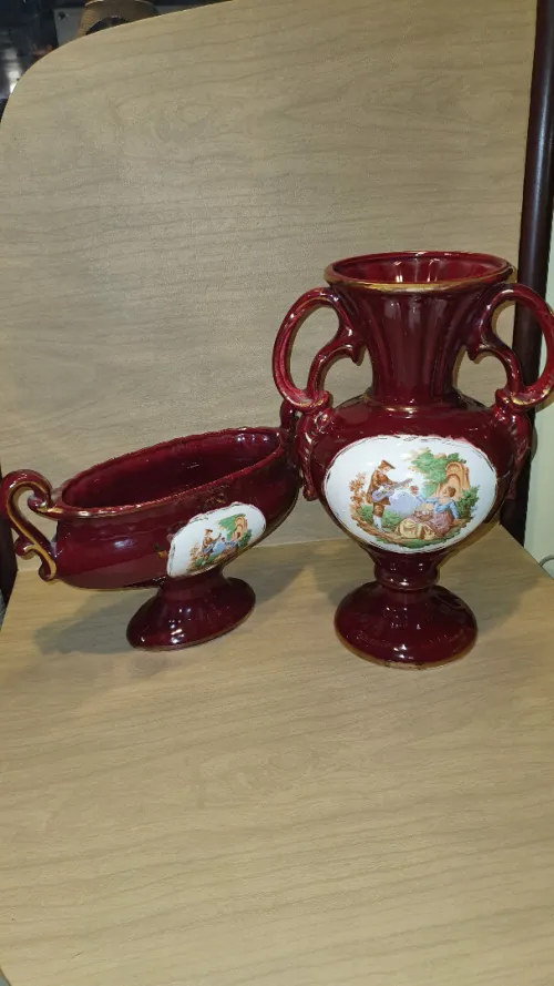 Ensemble vintage en céramique bordeaux Vase amphore & coupe, Style romantique/ rococo, scène galante