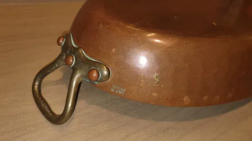 Plat à gratin ovale en cuivre martelé, étamé à la main, anses en bronze, Made in France, 30x20 cm