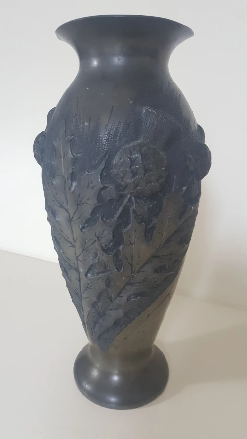 Vase en étain pur sculplté signé L. Rozay 