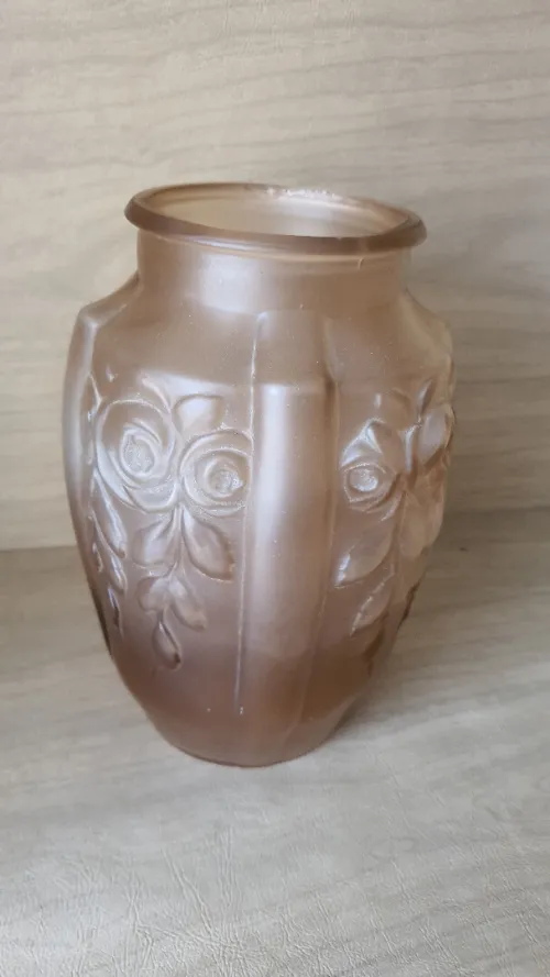 Vase ART DECO en verre vieux rose moulé Décor aux roses 