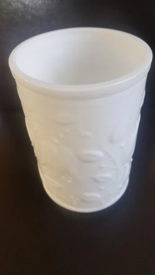Joli vase pot en opaline blanc avec relief floral 