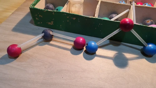 Vintage jeu éducatif d'assemblage de structure moléculaire (boules bois et tiges à emboîter), Chimie