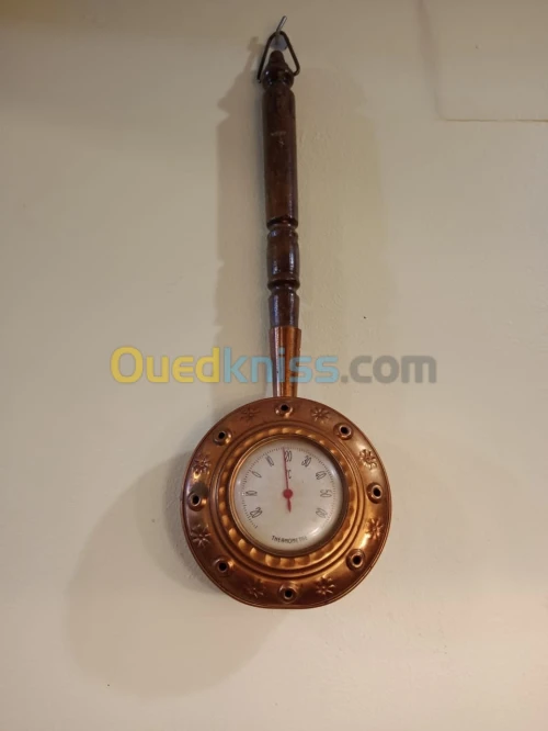 Ancien thermomètre sur bassinoire chaufferette en cuivre, décoration de cheminé 