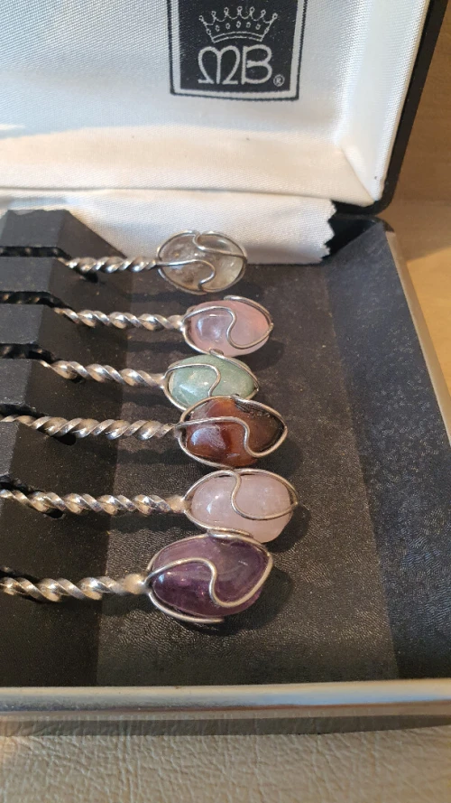 Coffret cuillères de collection avec des pierres semi précieuses MB, jade, Améthyste, ..