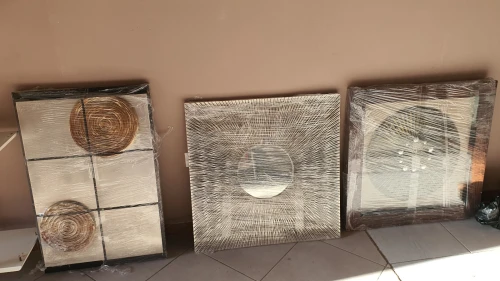 Ensemble de deux tableaux design et un miroir soleil de très bonne qualité