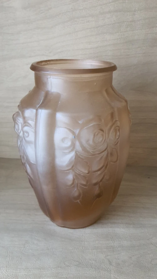 Vase ART DECO en verre vieux rose moulé Décor aux roses 
