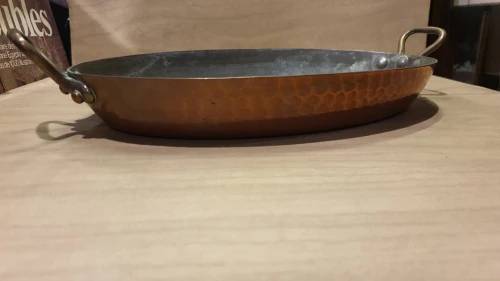 Plat à gratin ovale en cuivre martelé, étamé à la main, anses en bronze, Made in France, 30x20 cm