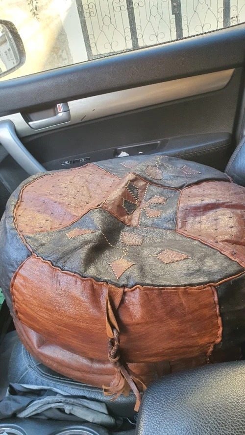 Très jolie paire de pouffes ancien en cuire