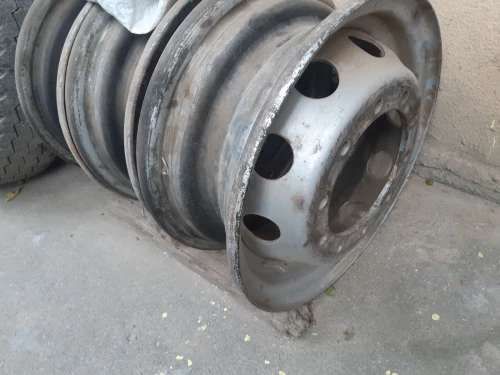 Pneus 25 et jantes 325/95R24     12.00R24