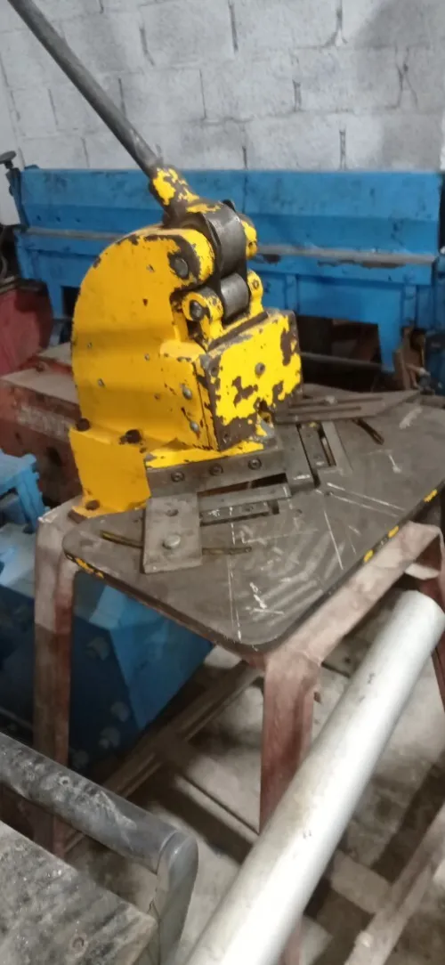 Plieuse rouleuse bordeuse de tole machine