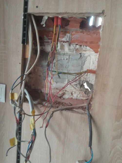 Tous travaux électriques industriels et de bâtiments réalisés de manière professionnelle, rapide et précise.