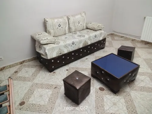 سرير تخزين مع وسائد وملاءات وطاولة lit coffre avec les oreillers et les draps et table  كنابي بوف