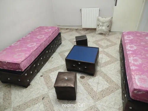 سرير تخزين مع وسائد وملاءات وطاولة lit coffre avec les oreillers et les draps et table  كنابي بوف