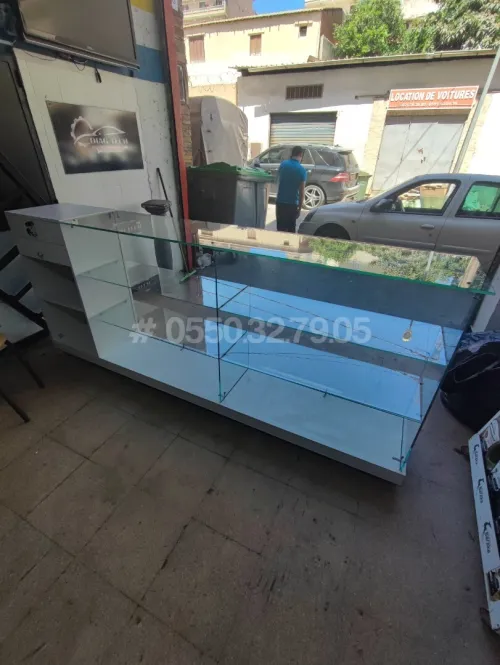 Comptoir et vitrine d'exposition en verre 