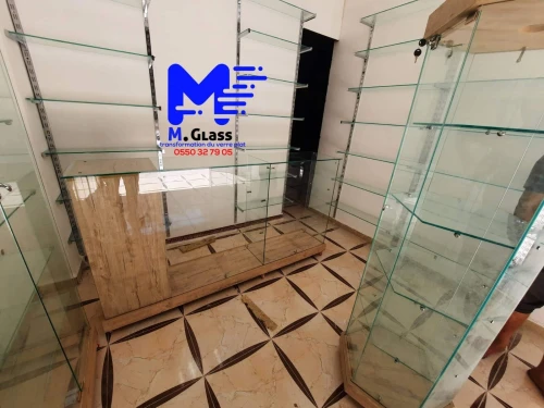 Comptoir et vitrine d'exposition en verre 