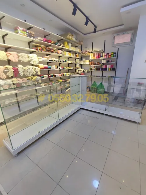 Comptoir et vitrine d'exposition en verre 