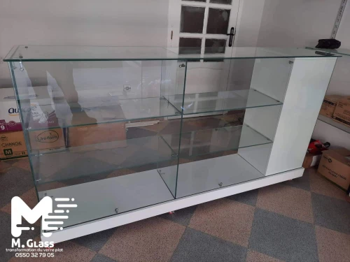 Comptoir et vitrine d'exposition en verre 