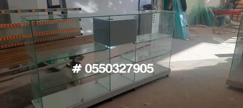 Comptoir et vitrine d'exposition en verre 