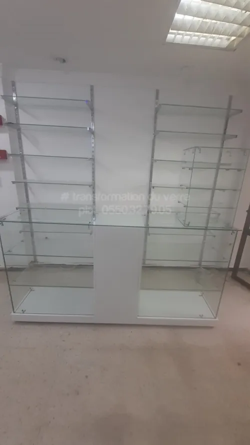 Comptoir et vitrine d'exposition en verre 