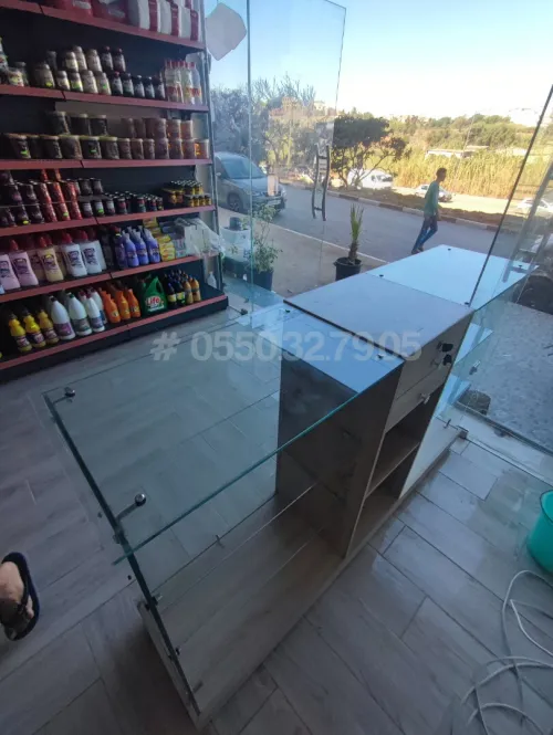 Comptoir et vitrine d'exposition en verre 