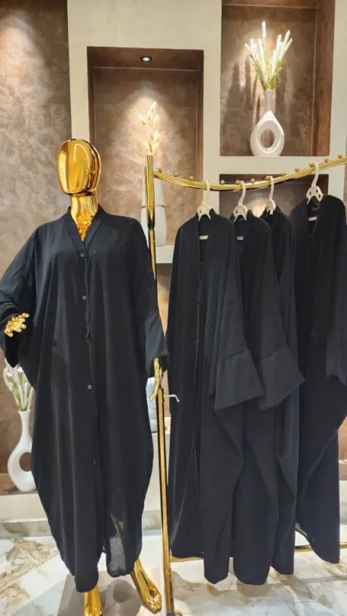 Abaya Élégante Noir avec Boutons - Coupe Papillon Moderne