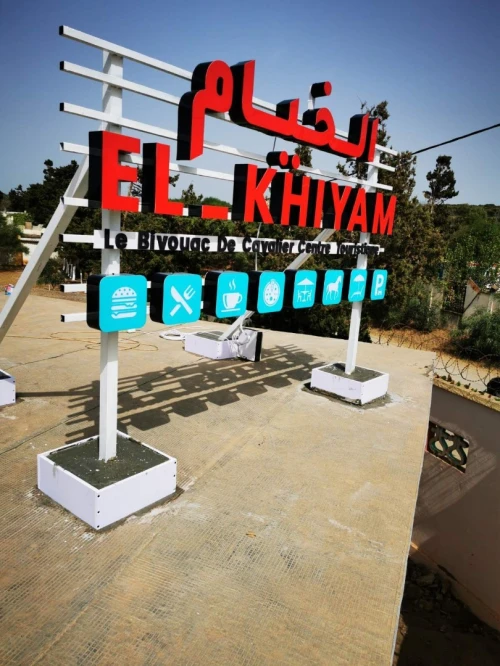 Les lettres lumineuses et panneaux publicitaires 