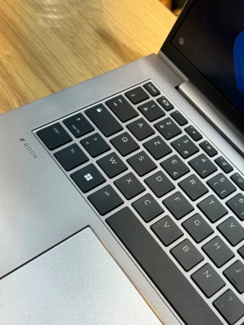HP ZBOOK FIREFLY G10 RYZEN 7 PRO 7840HS 16GB 256 SSD 