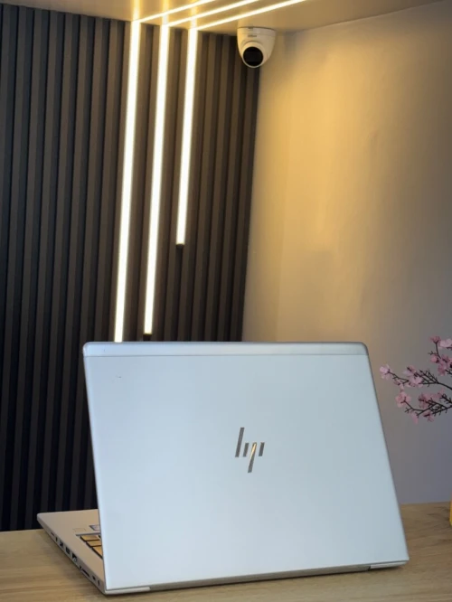 HP ELITEBOOK 830 G5 i5-8350u 8GB 256 SSD ECRAN 13FHD