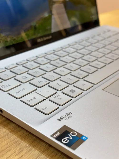 ASUS ZENBOOK 14 oled i7-13700H 16GB 1TB SSD TACTILE 3K DISPONIBLES POUR LES ENTREPRISES