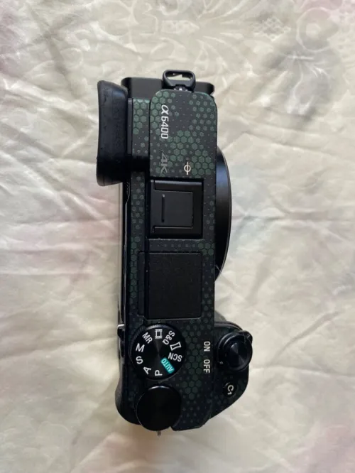 Sony A6400 5k click très bon état avec objectif 18-135 et 3 batterie et chargeur original