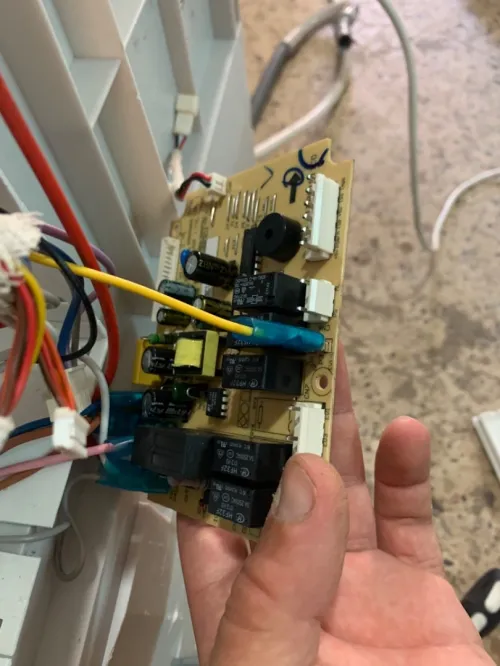 Pièce  lave vaisselle et machine à laver 