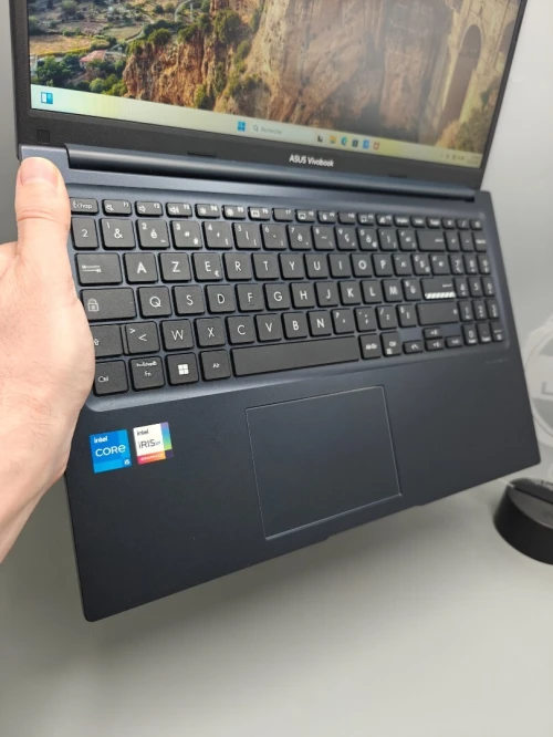 [VENDU] Asus Vivobook 15 i5 1335u 13eme 16GB 512GB SSD 15.6" FULL HD IPS