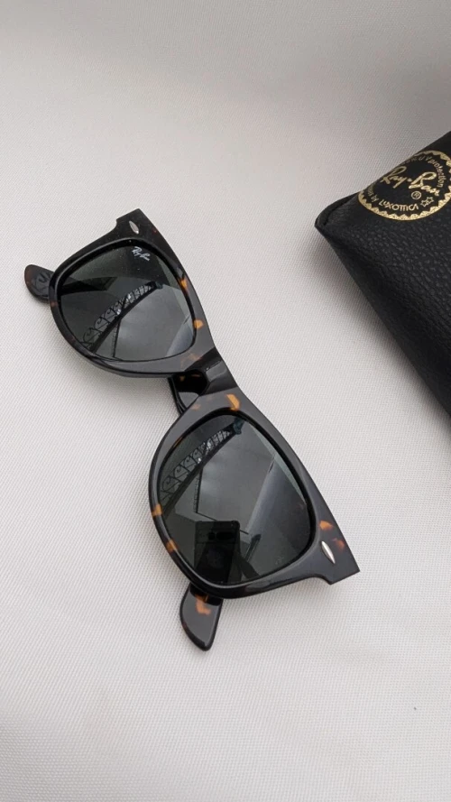 Rayban Wayfarer inclinées