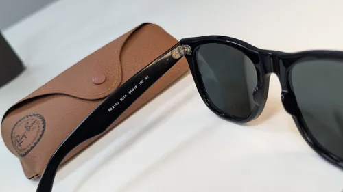 Rayban Wayfarer inclinées