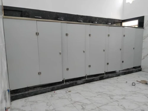 Cabine Sanitaire et Cassier Vestiaire  et banc d'assise en HPL