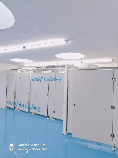 Cabine Sanitaire et Cassier Vestiaire  et banc d'assise en HPL