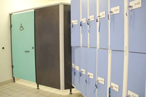 cabine sanitaire et cassier vestiaire EN HPL