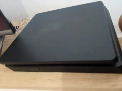PlayStation 4 slim avec des jeux