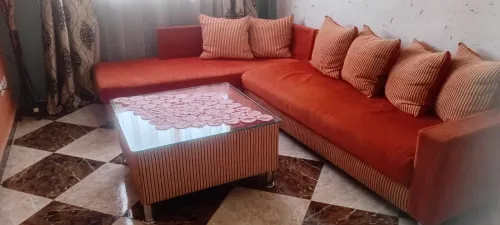 SALON AVEC TABLE +  LIT EN BOIS 