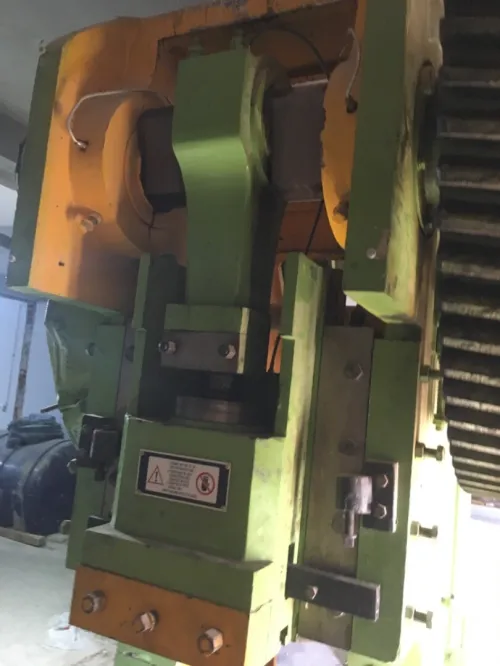 À vendre une poinçonneuse 100T toute neuve jamais utilisé importer de la Chine 